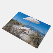 Regenschirm und Stuhl auf Strand Fußmatte (Schrägansicht)
