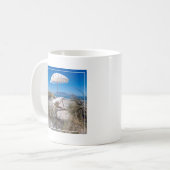 Regenschirm und Stuhl auf Strand Kaffeetasse (Vorderseite Links)