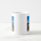Regenschirm und Stuhl auf Strand Kaffeetasse (Mittel)