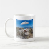 Regenschirm und Stuhl auf Strand Kaffeetasse (Links)