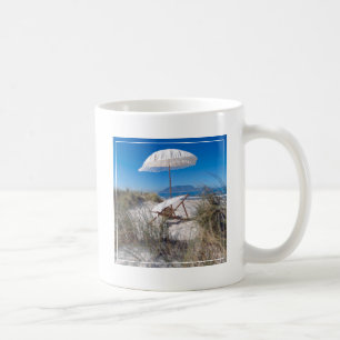 Regenschirm und Stuhl auf Strand Kaffeetasse