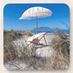 Regenschirm und Stuhl auf Strand Untersetzer