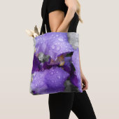 Regentropfen an Iris Tasche (Von Nahem)