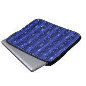 Regentropfen auf blauem Metall Laptopschutzhülle (Vorne Knopf)