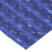 Regentropfen auf blauem Metall Tischdecke (Schrägansicht)