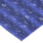 Regentropfen auf blauem Metall Tischdecke (Schrägansicht)