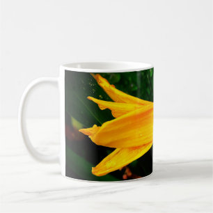 Regentropfen auf der Gelblilie Kaffeetasse