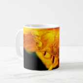 Regentropfen auf der Gelblilie Kaffeetasse (Vorderseite Links)