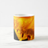 Regentropfen auf der Gelblilie Kaffeetasse (Mittel)