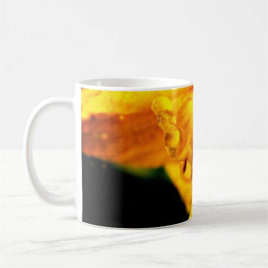 Regentropfen auf der Gelblilie Kaffeetasse (Links)