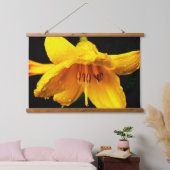 Regentropfen auf der Gelblilie Wandteppich Mit Holzrahmen (Schlafzimmer)