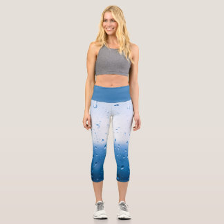 Regentropfen auf einem Fenster Capri Leggings