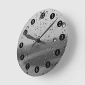 Regentropfen auf silbernem Hintergrund Runde Wanduhr (Winkel)