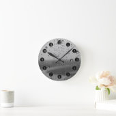 Regentropfen auf silbernem Hintergrund Runde Wanduhr (Zuhause)