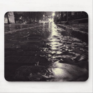 Regenwasser fließt auf den Straßen von Helsinki Mousepad