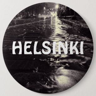 Regenwasser fließt auf Straßen von Helsinki Button