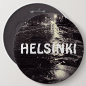 Regenwasser fließt in den Straßen von Helsinki Button (Vorne & Hinten)