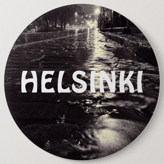 Regenwasser fließt in den Straßen von Helsinki Button (Vorderseite)