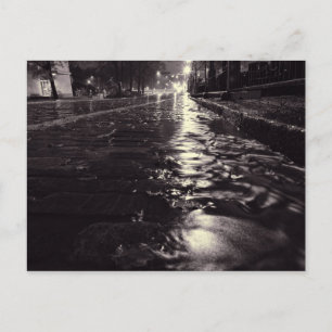 Regenwasser fließt in einer Kopfsteinpflasterstraß Postkarte