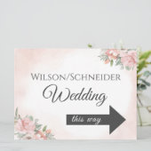 Regie Arrow Schild Blumenstrauß Einladung (Stehend Vorderseite)