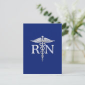 Registered Nurse RN Caduceus auf Navy Blue Decor Postkarte (Stehend Vorderseite)