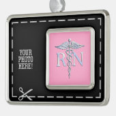 Registered Nurse RN Caduceus auf rosa Dekoration Rahmen-Ornament Silber (Links)