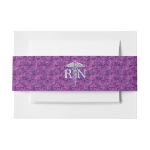Registriert Krankenschwester RN Caduceus auf Pink Einladungsbanderole