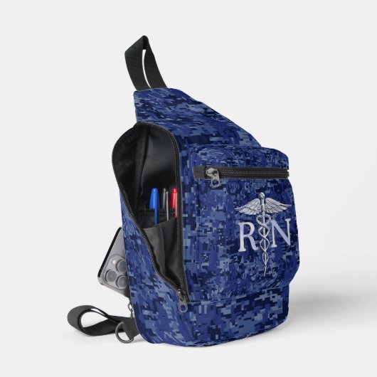 Registriert Nurse RN Caduceus auf Navy Blue Camouf Crossbody Bag (Offen)