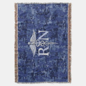 Registriert Nurse RN Caduceus auf Navy Blue Camouf Decke (Vorderseite Vertikal)