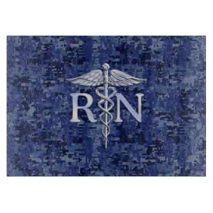 Registriert Nurse RN Caduceus auf Navy Blue Camouf Schneidebrett