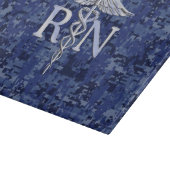 Registriert Nurse RN Caduceus auf Navy Blue Camouf Schneidebrett (Ecke)