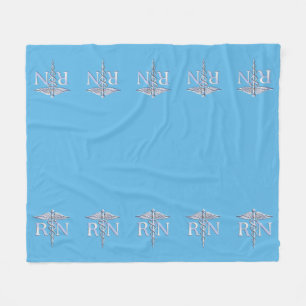 Registriert Nurse RN Caduceus auf Pastel Blue Fleecedecke