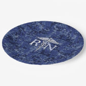 Registriert Nurse RN Silber Caduceus Navy Blue Cam Pappteller (Schrägansicht)