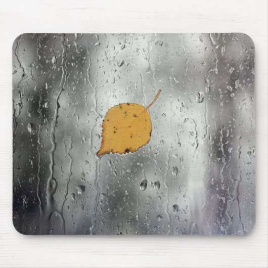 Regnerisches Fenster mit Blatt Mousepad (Vorne)