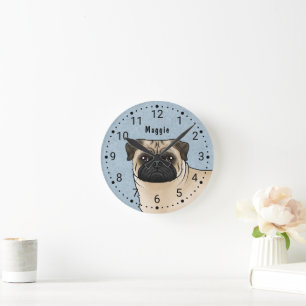 Rehfell-Pug-Hunderasse Kopf Nahaufnahme und Name B Runde Wanduhr
