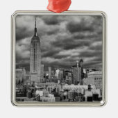 Reich-Staats-Gebäude, stürmischer NYC Skyline, B&W Silbernes Ornament (Vorne)