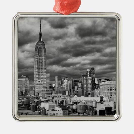 Reich-Staats-Gebäude, stürmischer NYC Skyline, B&W Silbernes Ornament (Vorne)