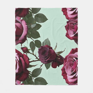 Reich violette und tiefrote Rosen auf einem mintgr Fleecedecke