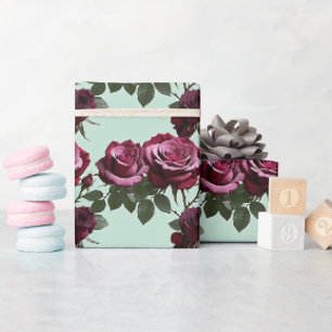 Reich violette und tiefrote Rosen auf mintgrünem H Geschenkpapier
