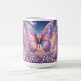 Reiche Farben eines Schmetterlings auf Kaffeetasse