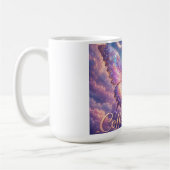 Reiche Farben eines Schmetterlings auf Kaffeetasse (Links)
