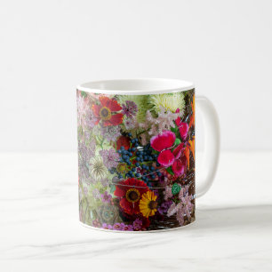 Reiches herbstliches Blumenbouquet mit Gerbera und Kaffeetasse