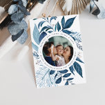 reichlich | Botanisches Hanukkah-Foto Wasserfarbe Feiertagskarte<br><div class="desc">Die elegante Hanukkah-Fotokarte besticht durch ein beliebtes Foto, umgeben von üppig blauen botanischen Blättern und winzigen, weißen Beeren. Personalisieren Sie sich mit einem individuellen Urlaubssegment (mit "wünschen Sie Licht, Ruhe und Liebe"), und Ihre Namen rund um das Foto gebogen. Fügen Sie zusammen mit dem Jahr vier zusätzliche Bilder auf die...</div>