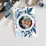 reichlich | Botanisches Hanukkah-Foto Wasserfarbe Feiertagskarte<br><div class="desc">Die elegante Hanukkah-Fotokarte besticht durch ein beliebtes Foto, umgeben von üppig blauen botanischen Blättern und kleinen roten Beeren. Personalisieren Sie sich mit einem individuellen Urlaubssegment (mit "wünschen Sie Licht, Ruhe und Liebe"), und Ihre Namen rund um das Foto gebogen. Fügen Sie zusammen mit dem Jahr vier zusätzliche Bilder auf die...</div>
