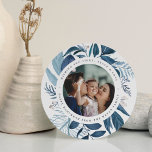 reichlich | Rund Hanukkah-Foto Feiertagskarte<br><div class="desc">Die elegante Hanukkah-Fotokarte in einzigartiger runder Form ist mit einem beliebten Foto umgeben von eisblauem botanischem Blattwerk und winzigen weißen Beeren ausgestattet. Personalisieren Sie sich mit einem individuellen Hanukah Gruß (gezeigt mit "wünschen Sie Liebe,  Licht und Frieden"),  und Ihre Namen rund um das Foto gebogen.</div>
