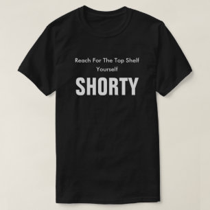 Reichweite für das oberste Regal sich Shorty T-Shirt