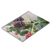 Reife BlackBerry auf einem Notebook Notizblock (Linke Seite)