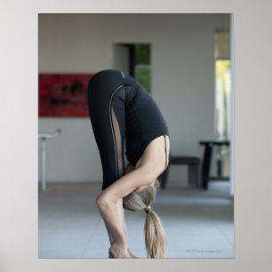 Reife Frau, die trainiert Poster