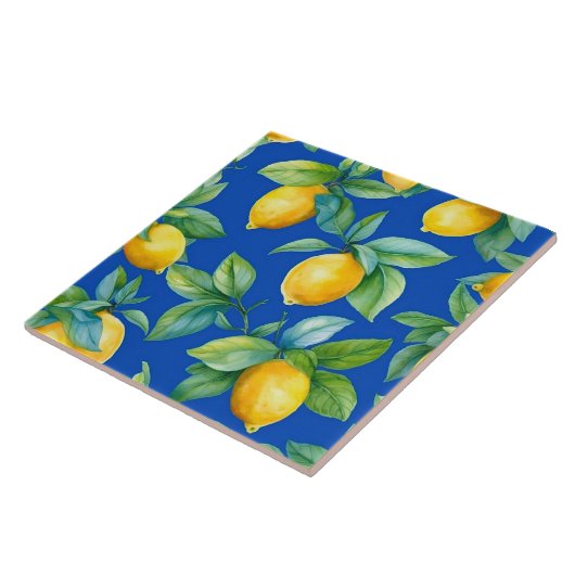Reife Gelbe Zitronen und Blätter auf Royal Fliese (Seite)
