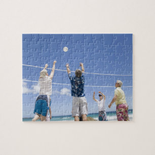 Reife Männer, die am Strand zum Volleyball springe Puzzle